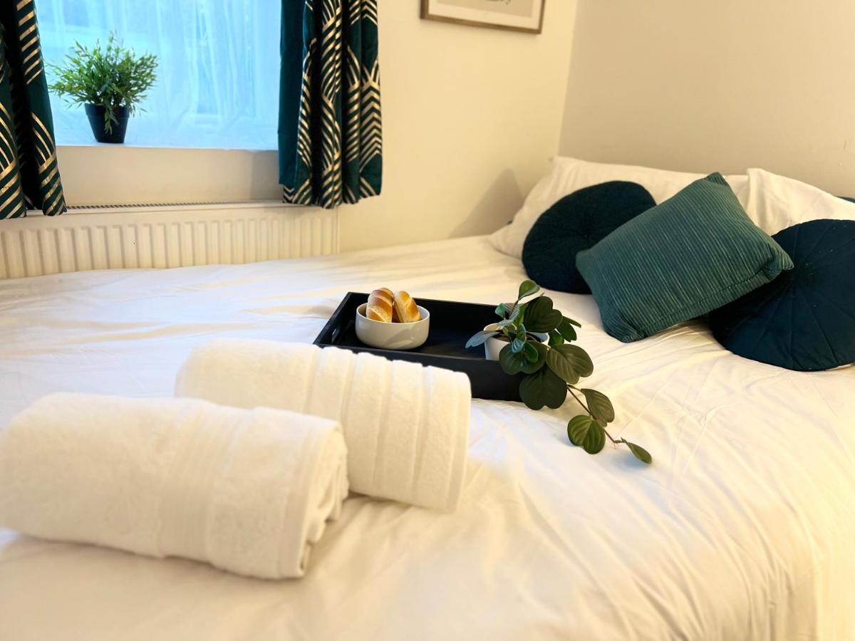Vakantiehuis 3 Cosy Homes Walking Distance To Mall With Parking Available To Book Separately 3 Bed House Or 1 Bed Or *