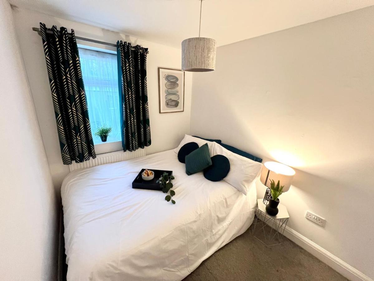 3 Cosy Homes Walking Distance To Mall With Parking Available To Book Separately 3 Bed House Or 1 Bed Or * Londen