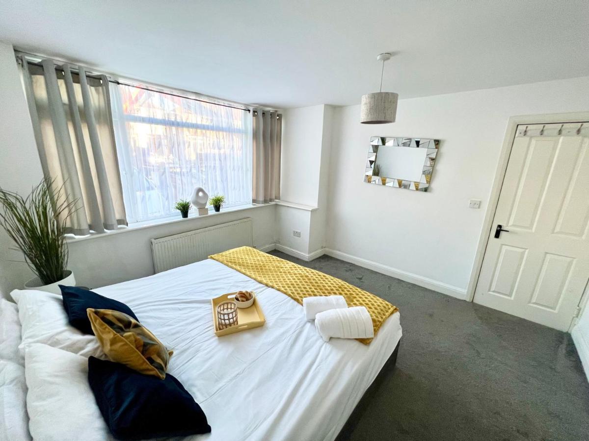3 Cosy Homes Walking Distance To Mall With Parking Available To Book Separately 3 Bed House Or 1 Bed Or Vakantiehuis Londen