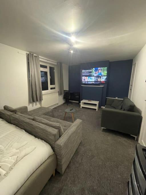 Lovely Spacious Studio Apartment, Separate Kitchen Apartment