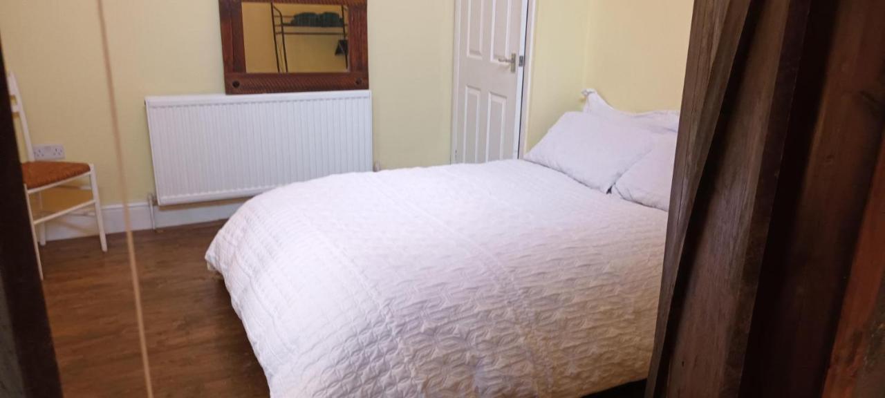 With Luxury Private Bathroom & Independent Entrance Near Tube Maison d'hôtes