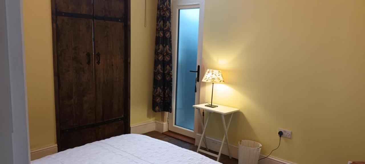 With Luxury Private Bathroom & Independent Entrance Near Tube Maison d'hôtes *