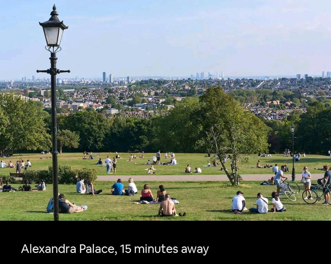 With Luxury Private Bathroom & Independent Entrance Near Tube Londres