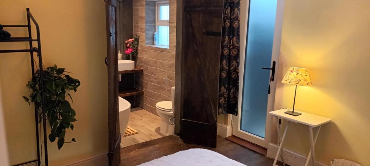 With Luxury Private Bathroom & Independent Entrance Near Tube Maison d'hôtes Londres