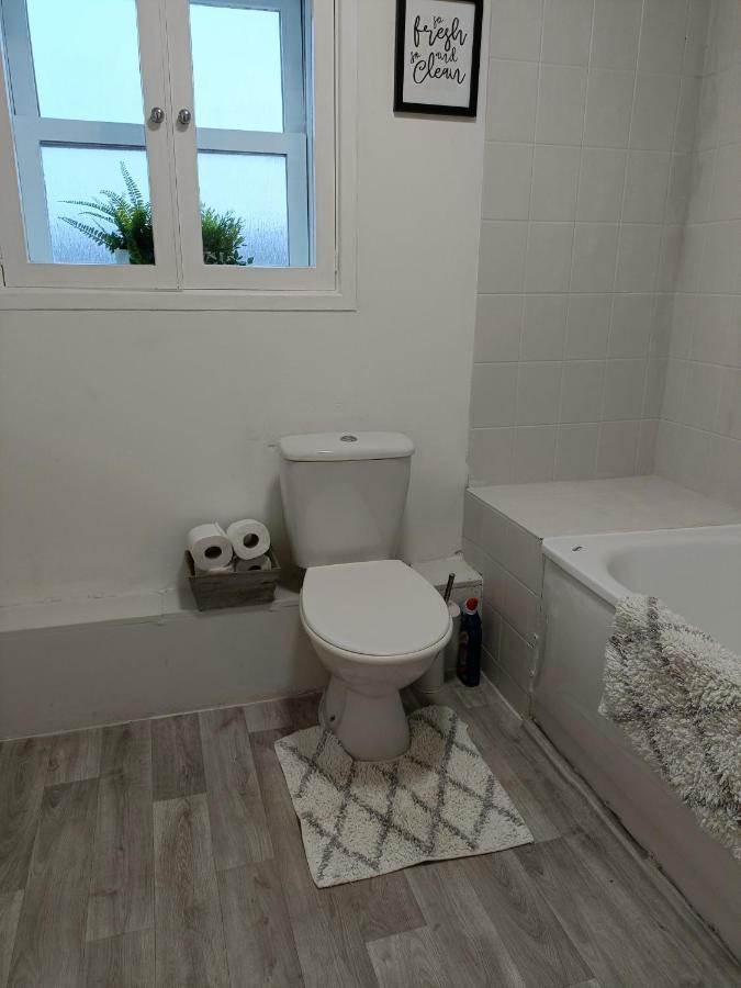2 Bed Functional House Close To Manor Park Train Station Ferienhaus
