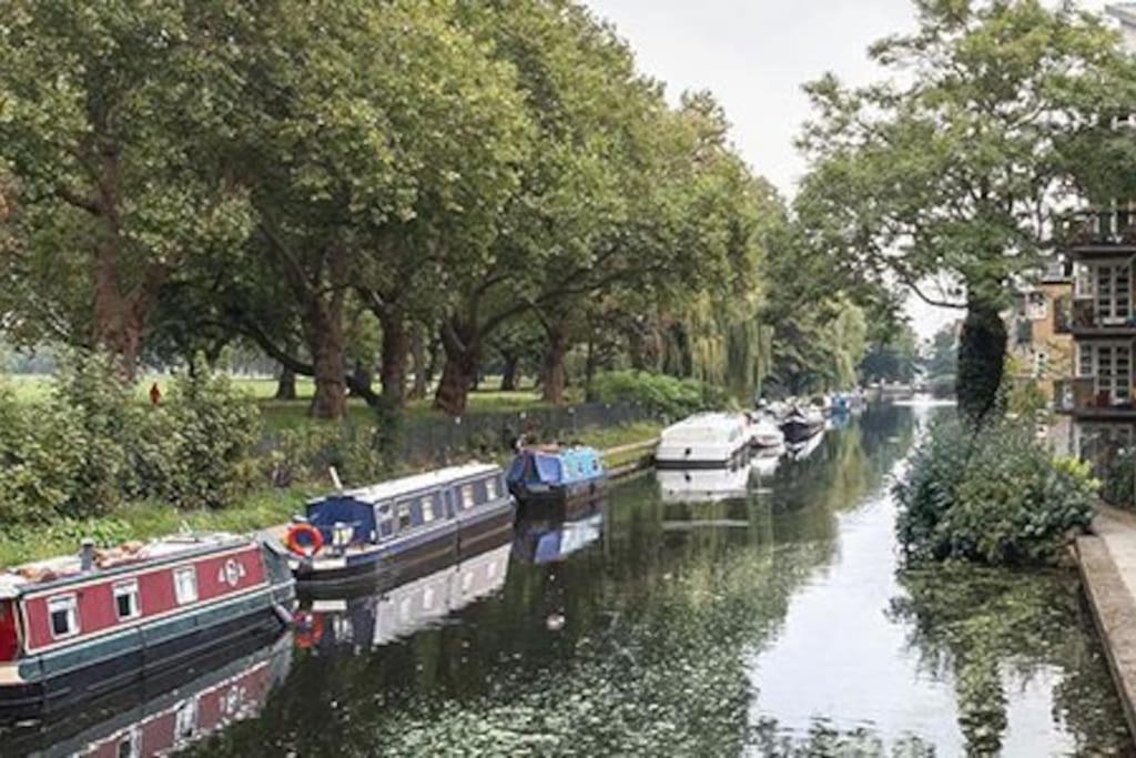 Stylish New Listing! Free Parking, Trendy Location Lägenhet