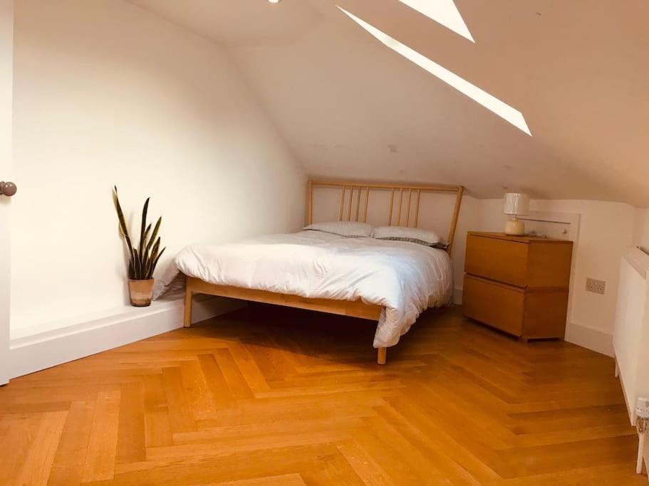 Lägenhet Stylish New Listing! Free Parking, Trendy Location London