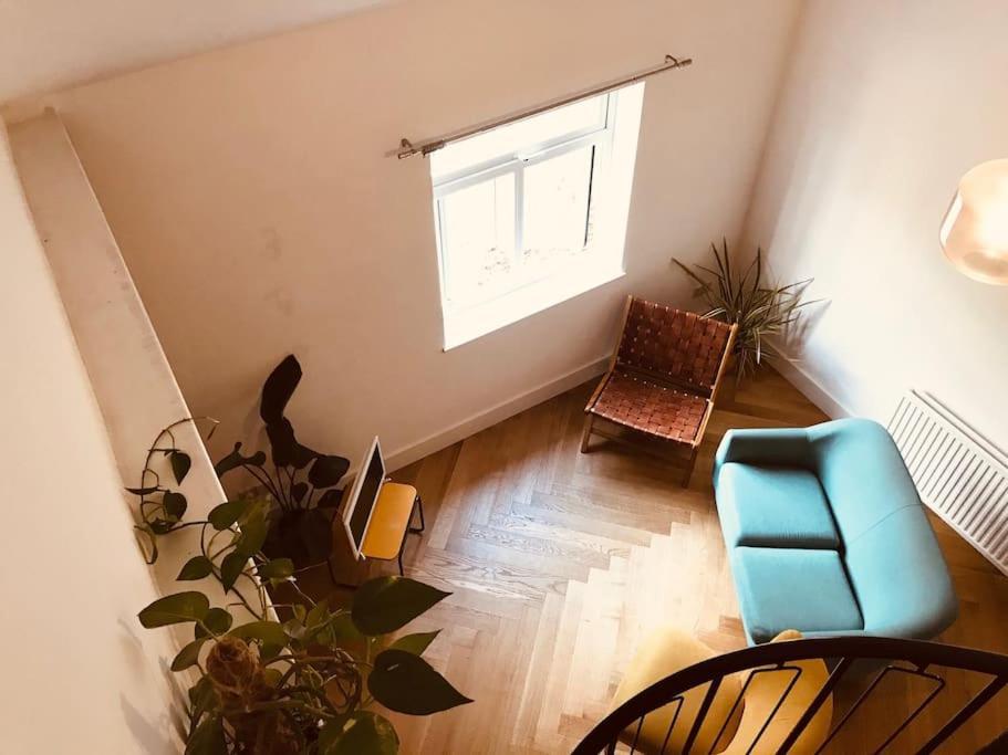 Lägenhet Stylish New Listing! Free Parking, Trendy Location