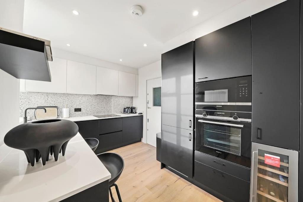 Two Bedroom Flat In Kensington Lägenhet