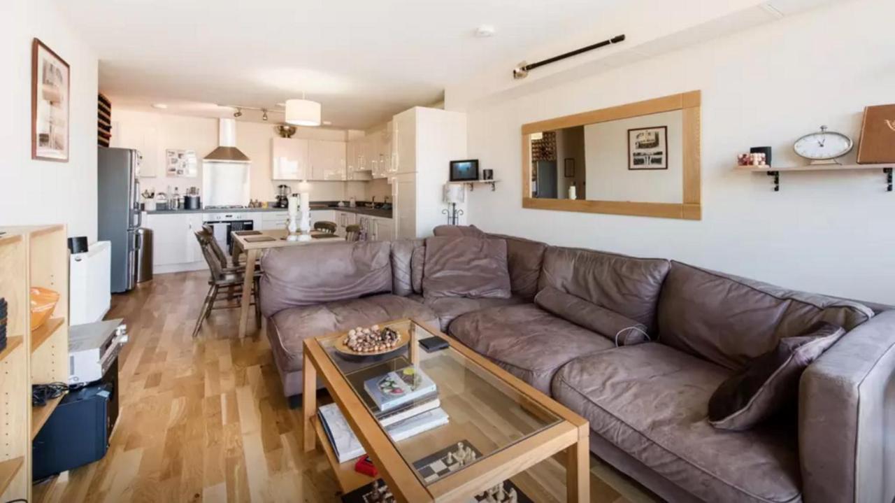Brixton/clapham 2 Bed Flat, Large Balcony, Parking * London