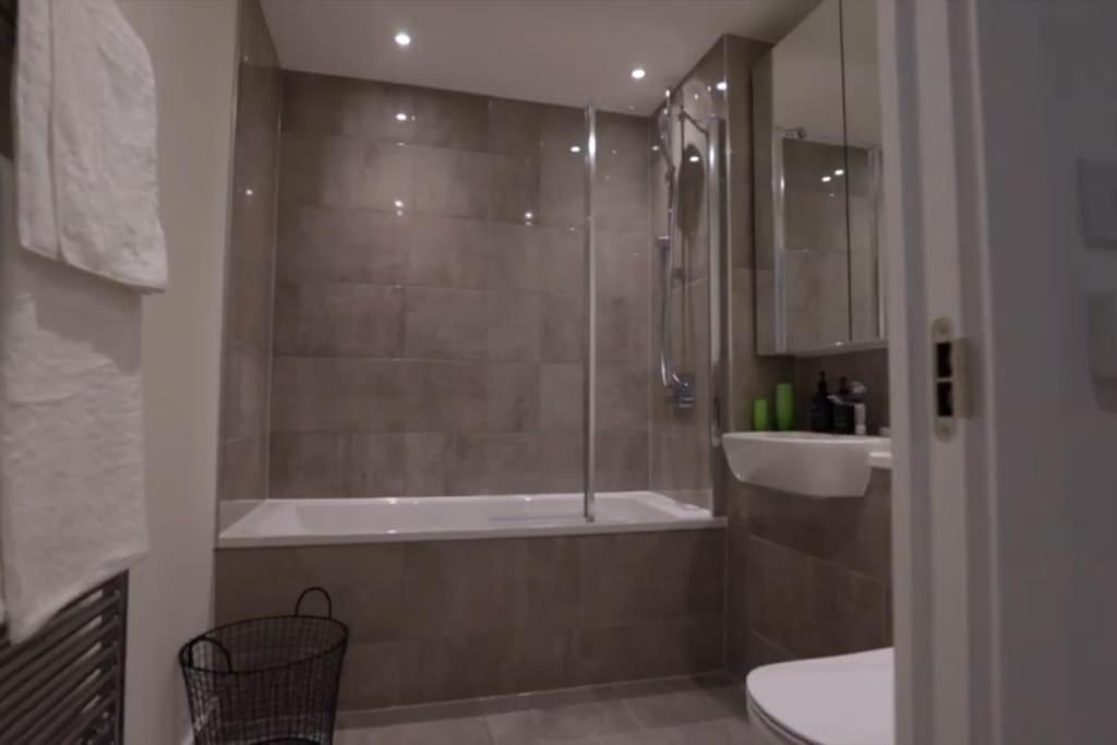 Luxury 1 Bedroom East Apartment *