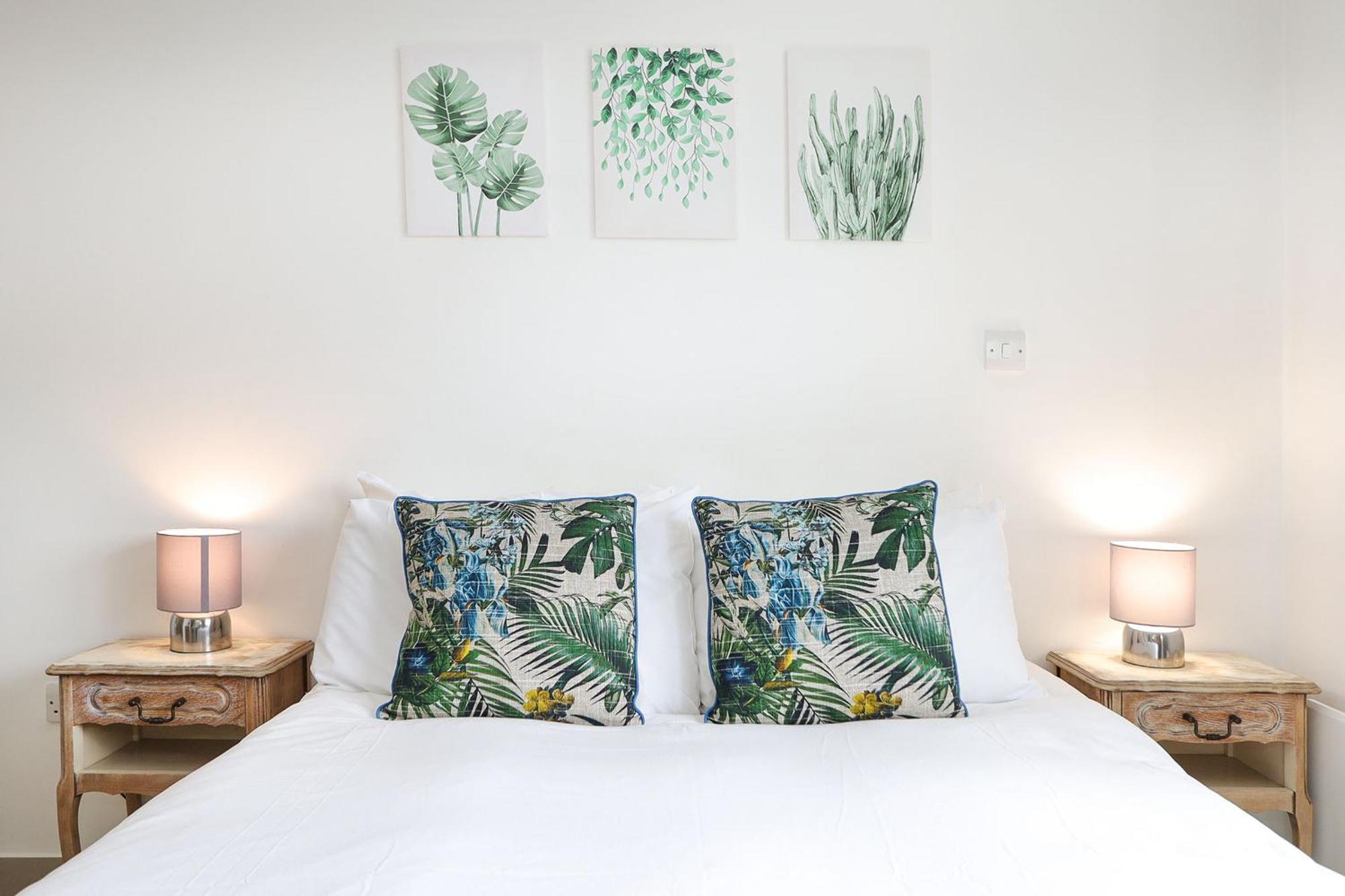 2-bed 2-bath Flat Around The Corner From Portobello Market Lägenhet London