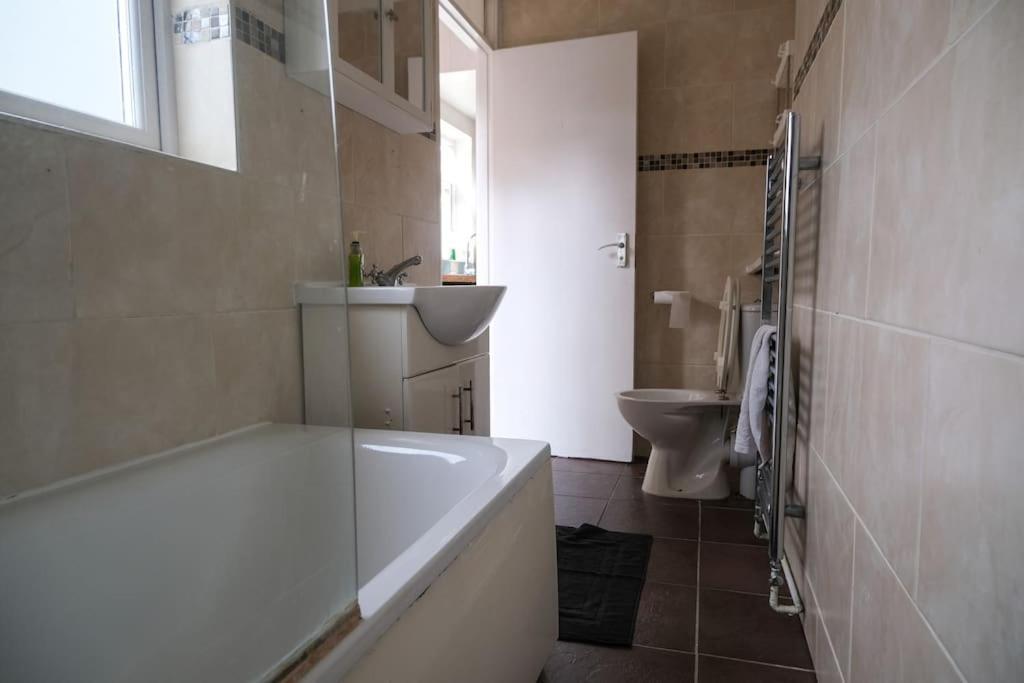4 Bedroom House In Turnpike Lane/wood * Londen