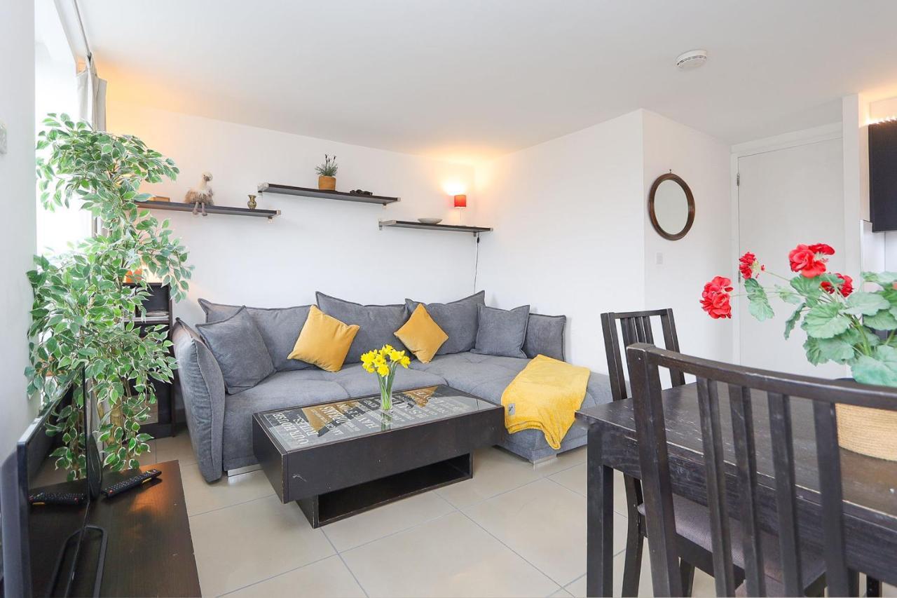 Lägenhet 2-bed 2-bath Flat Around The Corner From Portobello Market