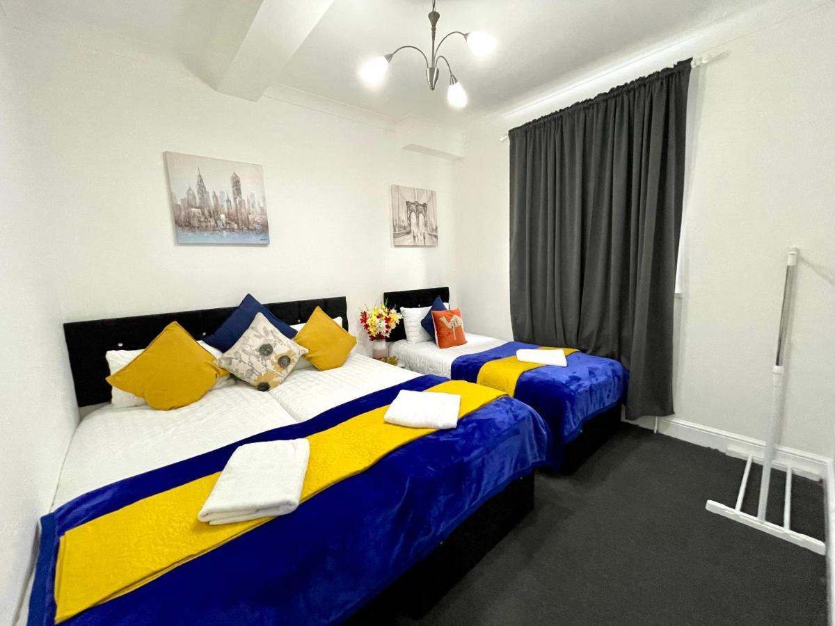 4 Bedrooms House, 3 Bathrooms , Separate Reception, Full Kitchen, Garden, Parking Casa vacanze