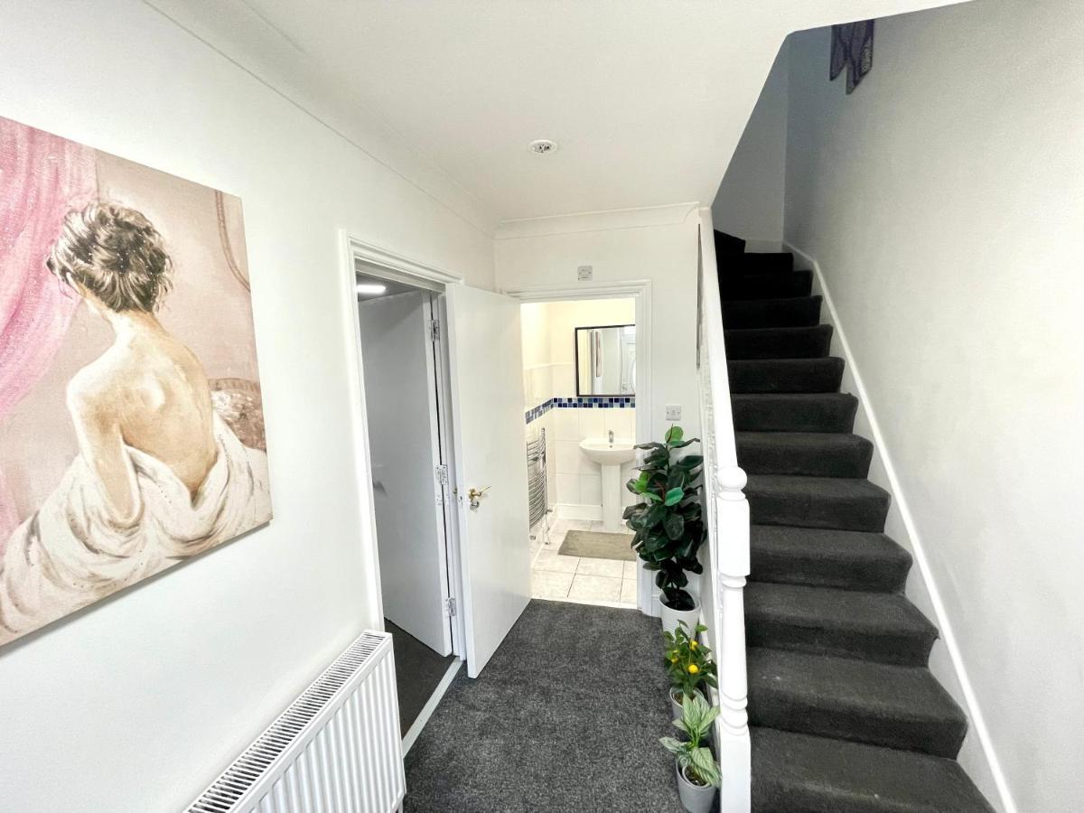 4 Bedrooms House, 3 Bathrooms , Separate Reception, Full Kitchen, Garden, Parking Casa vacanze