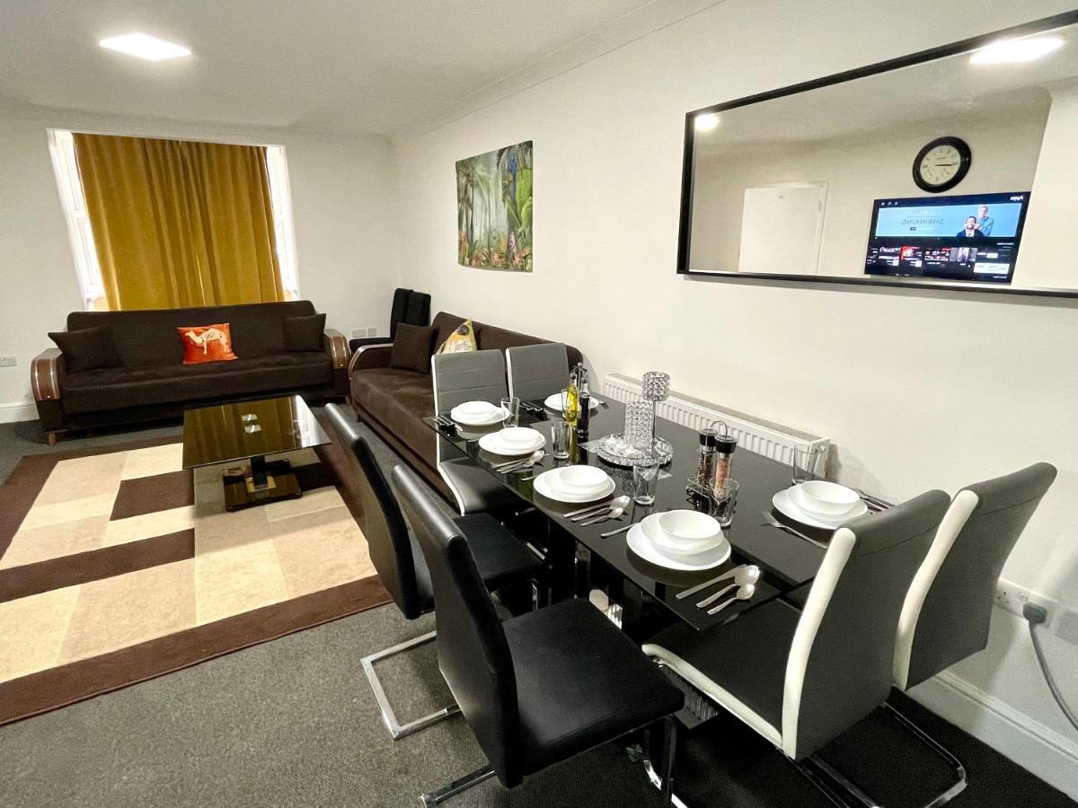 4 Bedrooms House, 3 Bathrooms , Separate Reception, Full Kitchen, Garden, Parking Casa vacanze