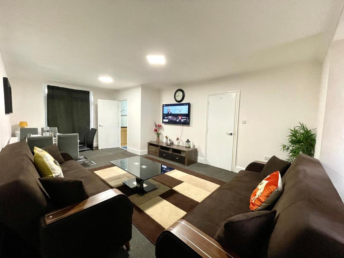 Casa vacanze 4 Bedrooms House, 3 Bathrooms , Separate Reception, Full Kitchen, Garden, Parking *