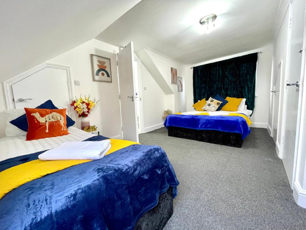 4 Bedrooms House, 3 Bathrooms , Separate Reception, Full Kitchen, Garden, Parking * Londra