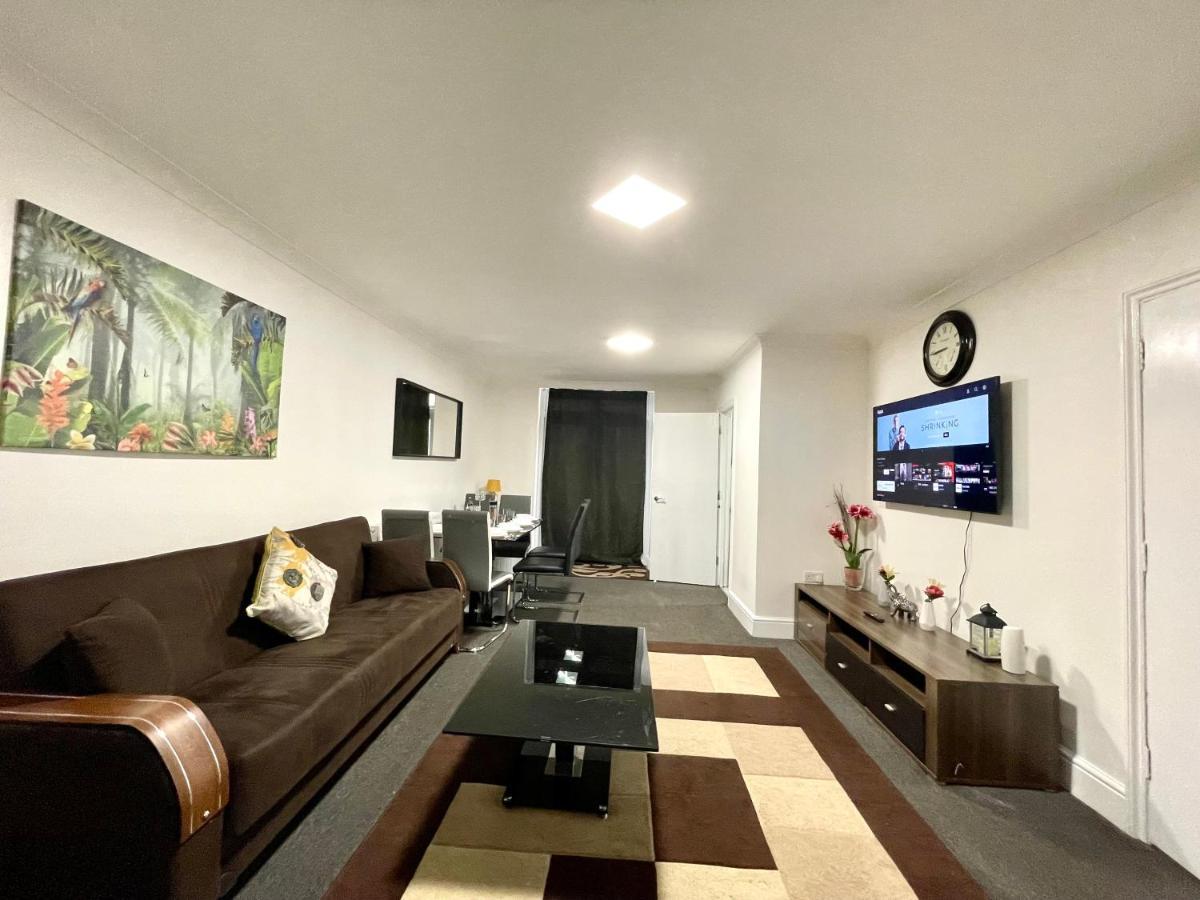 Casa vacanze 4 Bedrooms House, 3 Bathrooms , Separate Reception, Full Kitchen, Garden, Parking *