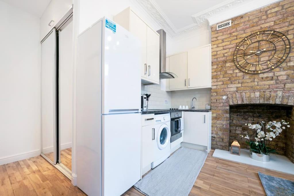 Apartment Flat In South West 1 Min To The Station London