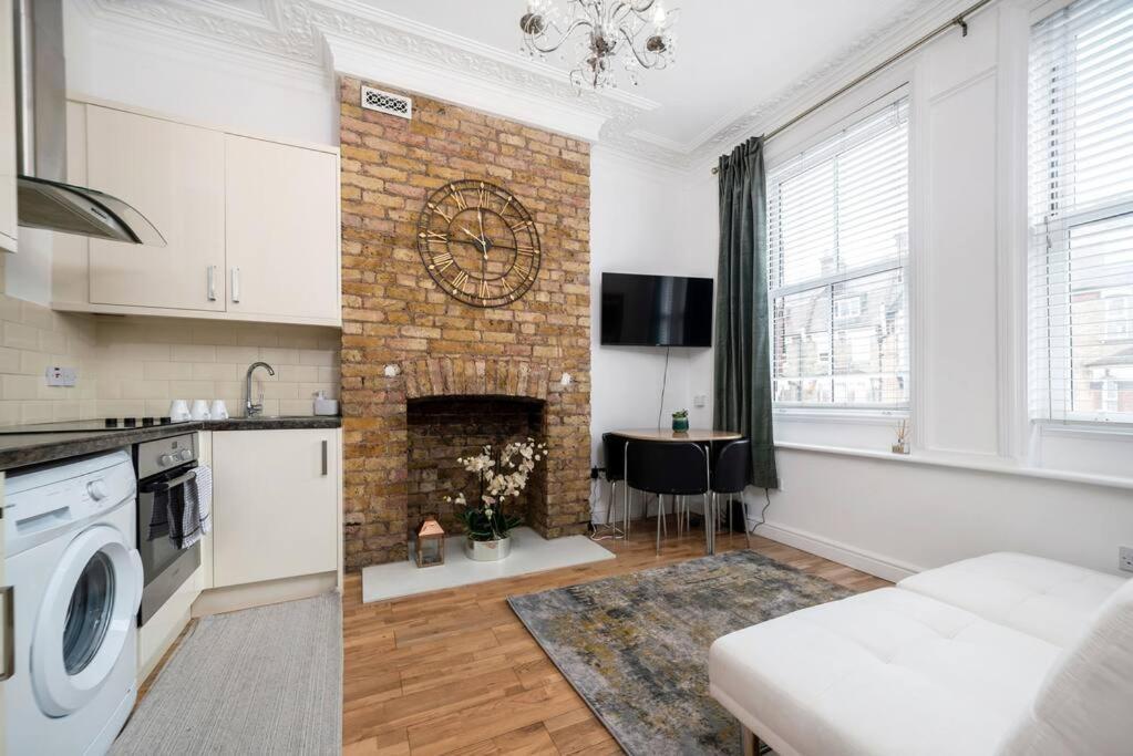 Apartment Flat In South West 1 Min To The Station London
