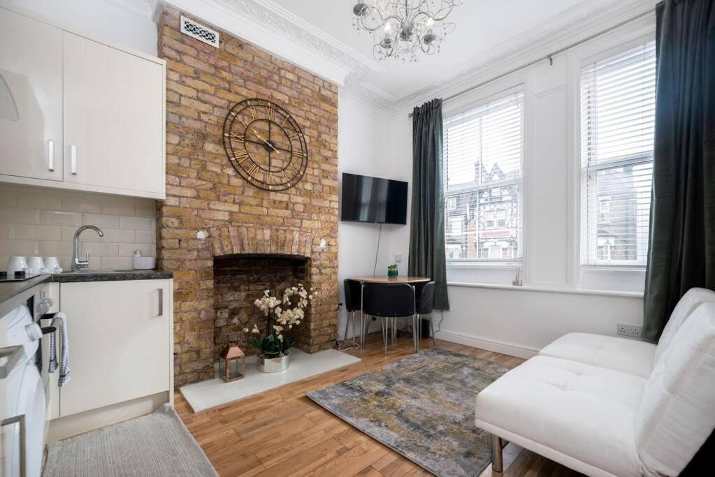 Flat In South West 1 Min To The Station Apartment *