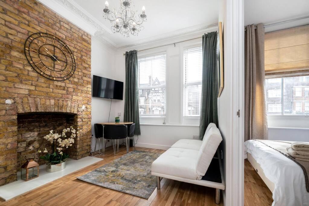 Flat In South West 1 Min To The Station Apartment