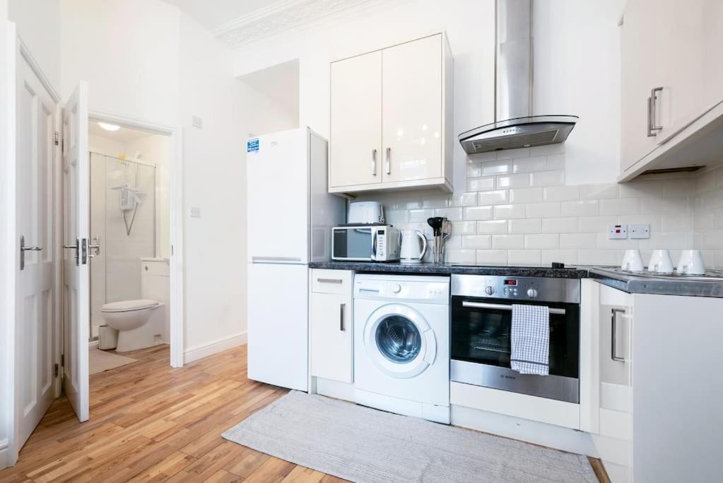 Apartment Flat In South West 1 Min To The Station London