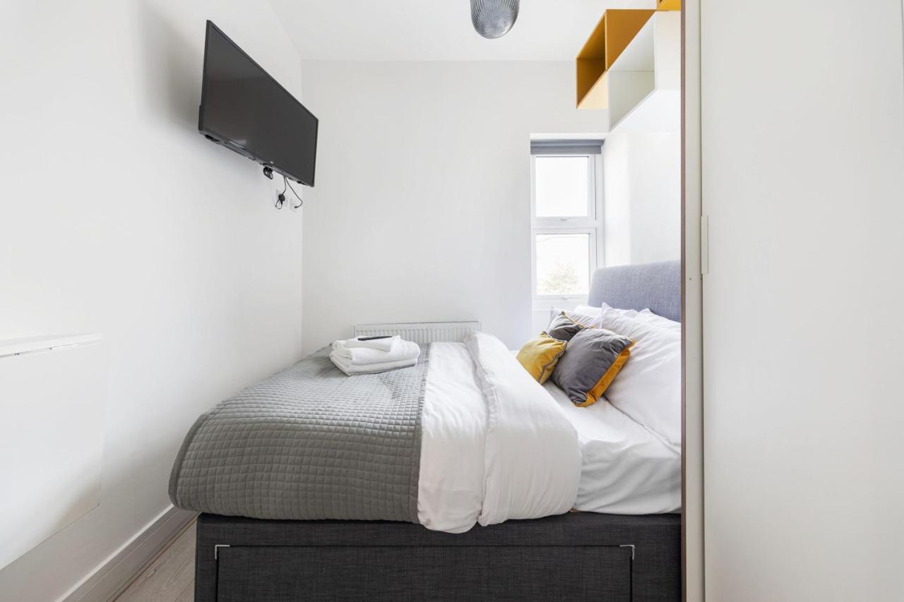 Functional Budget With Wi-fi And Laundry Facilities Near Tube Station Leilighet London