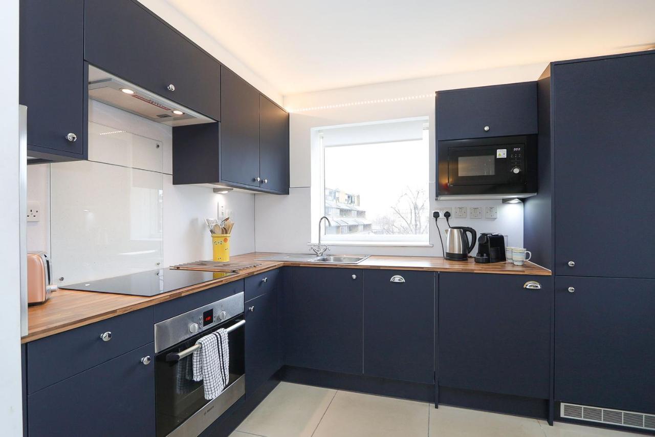 2-bed 2-bath Flat Around The Corner From Portobello Market Lägenhet