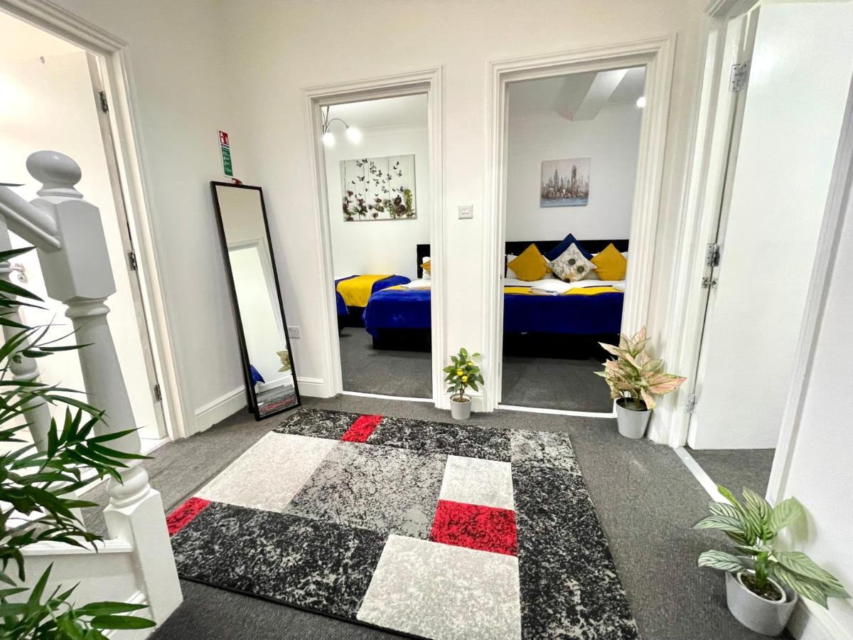 4 Bedrooms House, 3 Bathrooms , Separate Reception, Full Kitchen, Garden, Parking * Londra