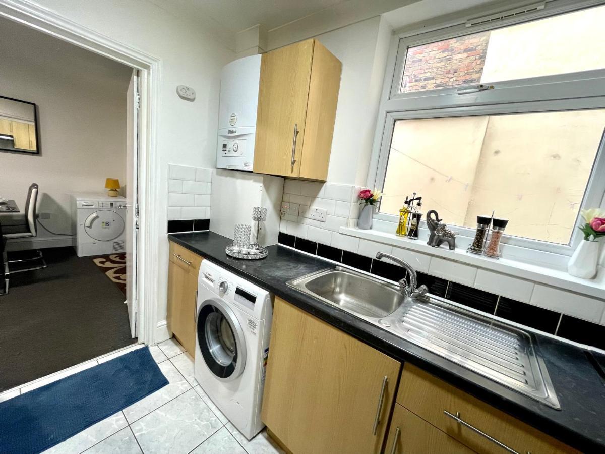 4 Bedrooms House, 3 Bathrooms , Separate Reception, Full Kitchen, Garden, Parking Londra