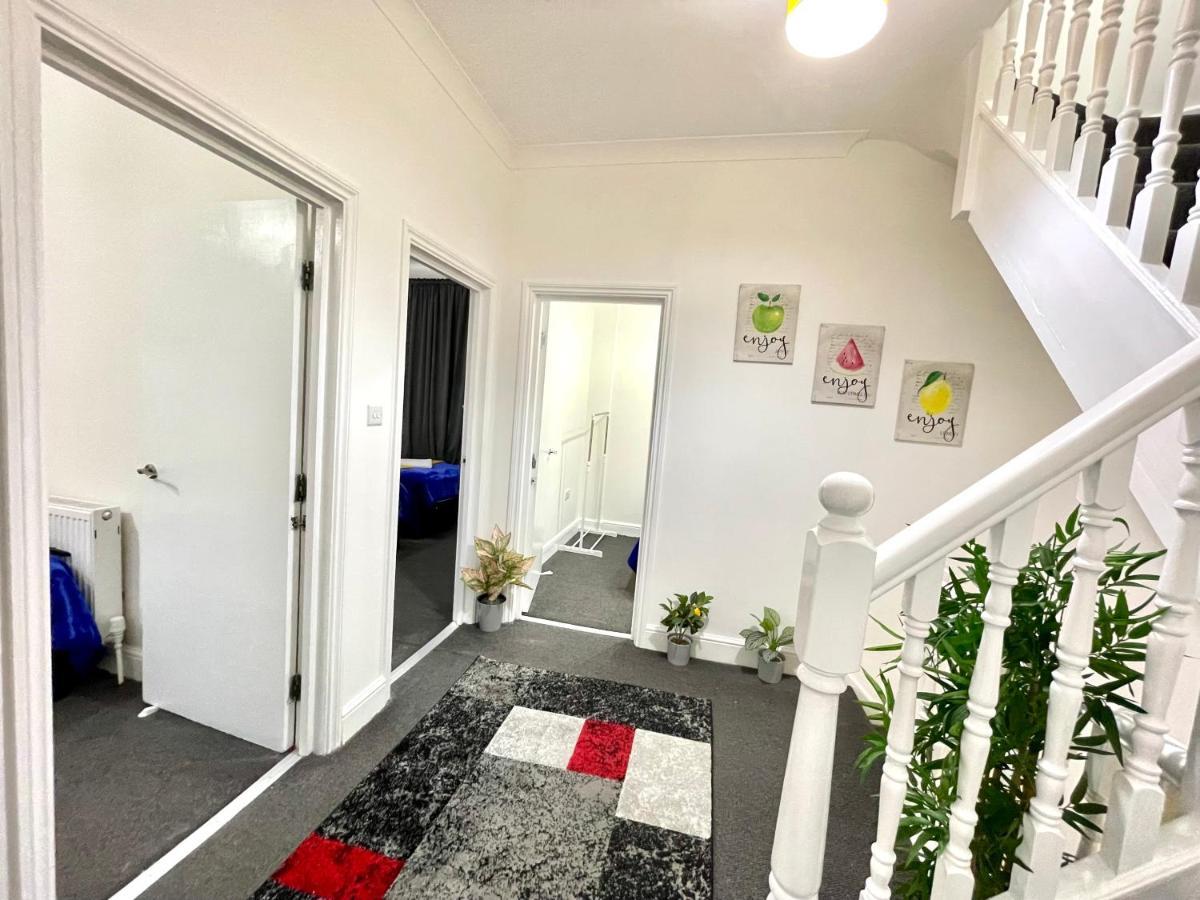 4 Bedrooms House, 3 Bathrooms , Separate Reception, Full Kitchen, Garden, Parking Casa vacanze Londra