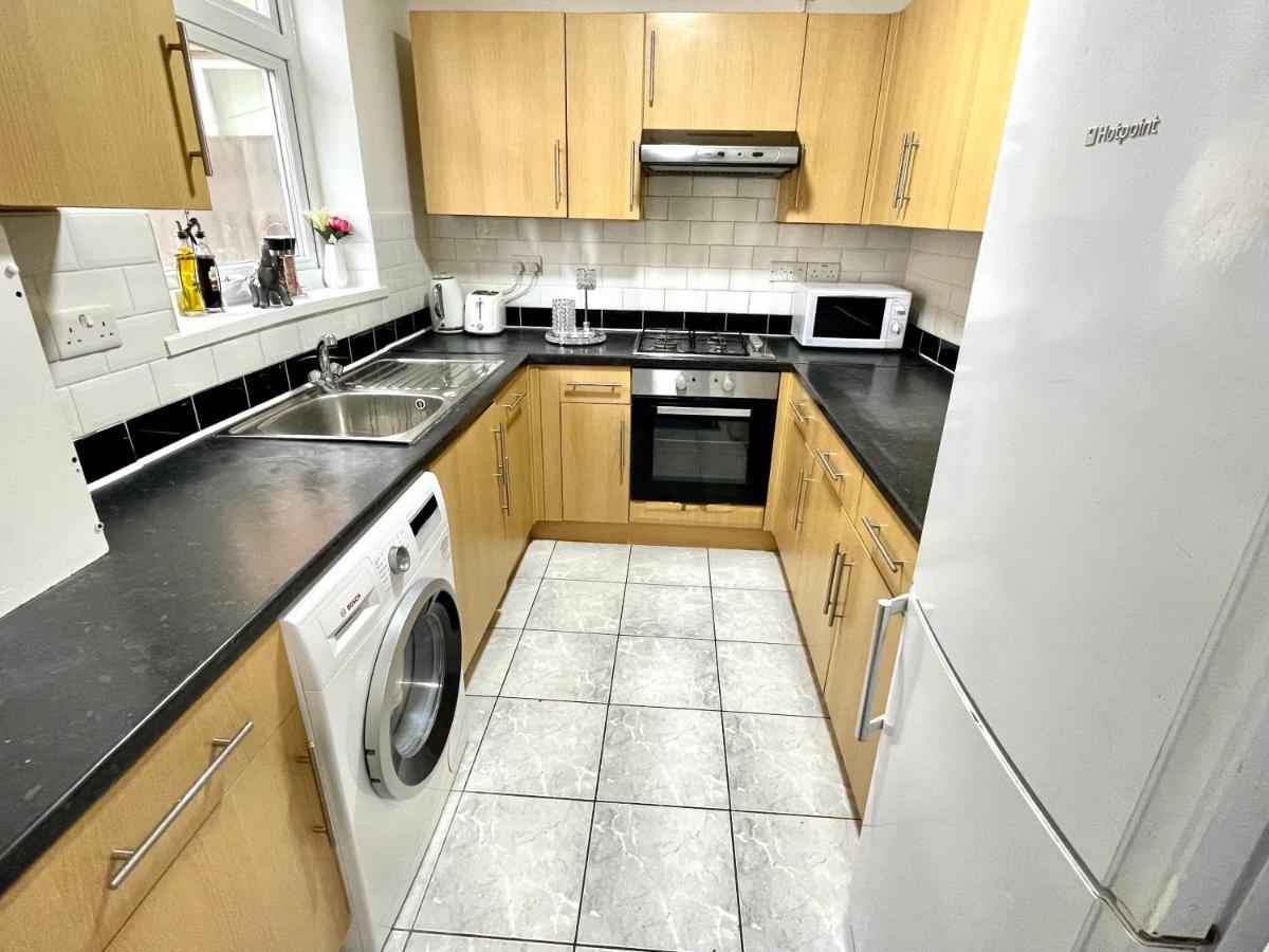Casa vacanze 4 Bedrooms House, 3 Bathrooms , Separate Reception, Full Kitchen, Garden, Parking
