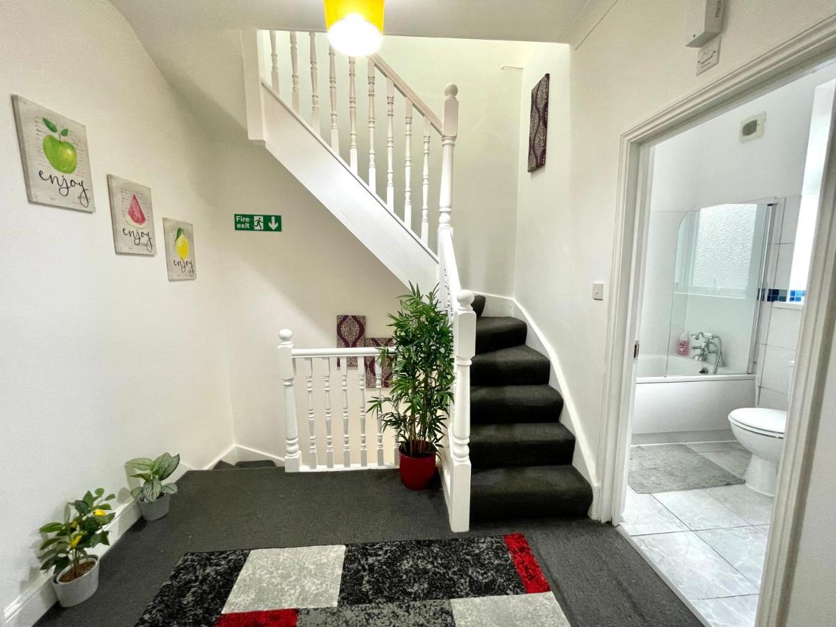 4 Bedrooms House, 3 Bathrooms , Separate Reception, Full Kitchen, Garden, Parking Casa vacanze Londra