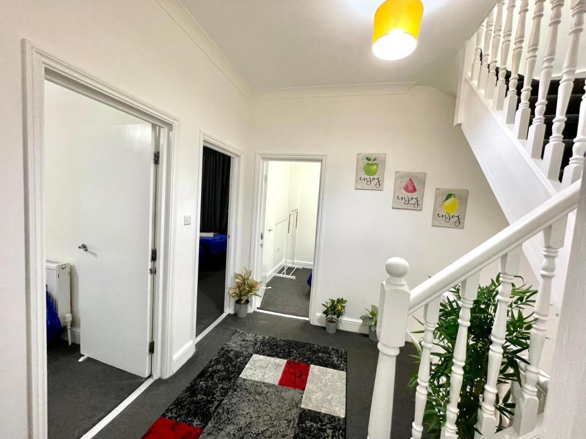 Casa vacanze 4 Bedrooms House, 3 Bathrooms , Separate Reception, Full Kitchen, Garden, Parking Londra