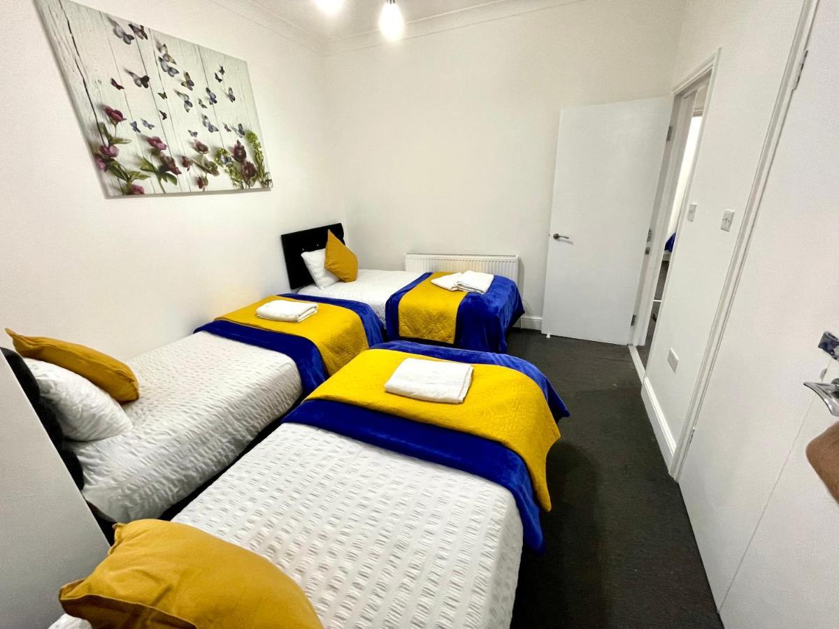 Casa vacanze 4 Bedrooms House, 3 Bathrooms , Separate Reception, Full Kitchen, Garden, Parking *