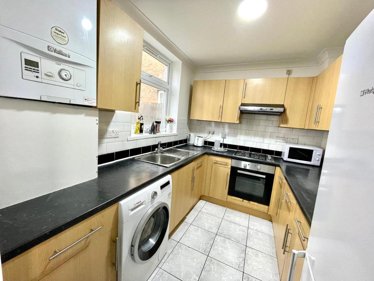 4 Bedrooms House, 3 Bathrooms , Separate Reception, Full Kitchen, Garden, Parking Casa vacanze *