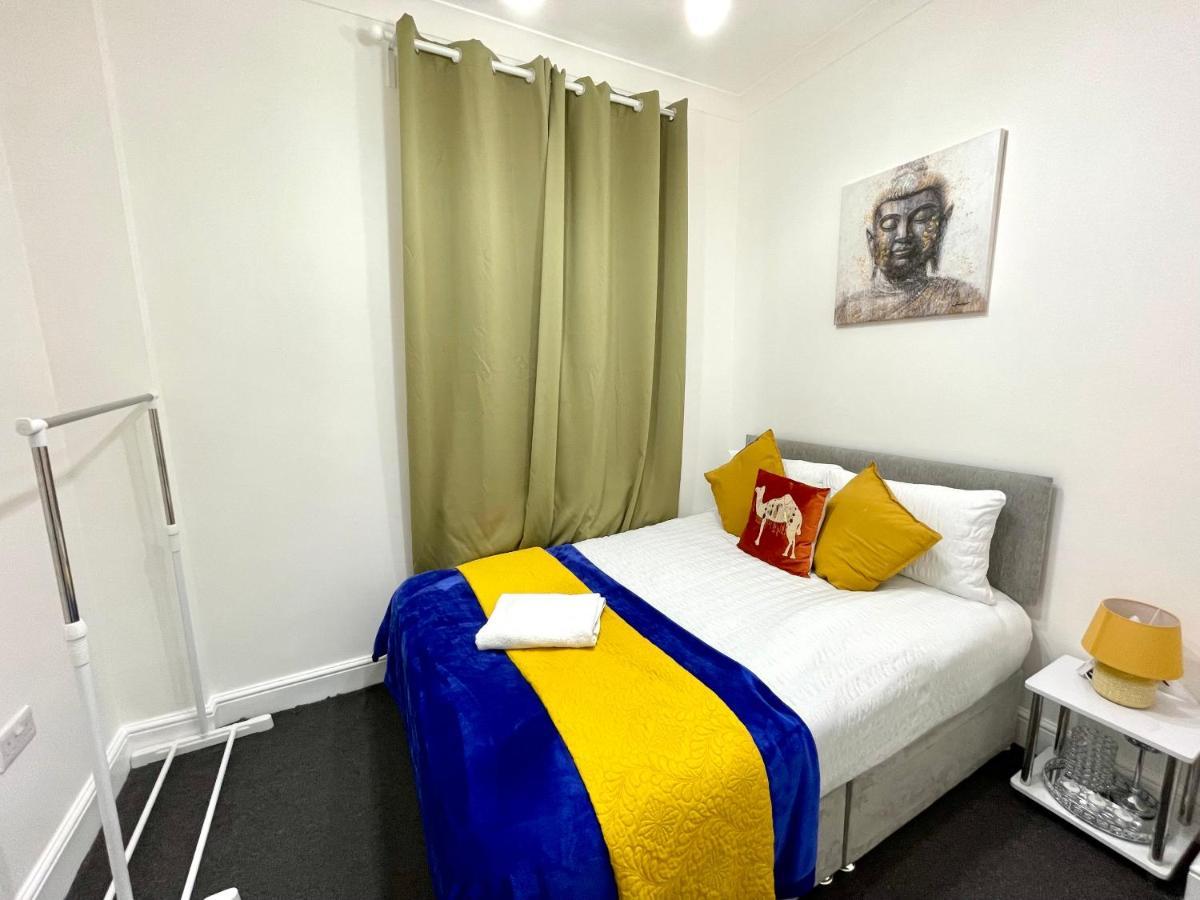4 Bedrooms House, 3 Bathrooms , Separate Reception, Full Kitchen, Garden, Parking Casa vacanze *