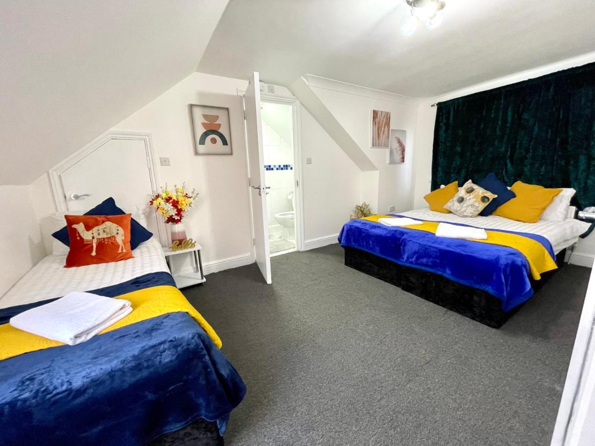 4 Bedrooms House, 3 Bathrooms , Separate Reception, Full Kitchen, Garden, Parking Casa vacanze Londra
