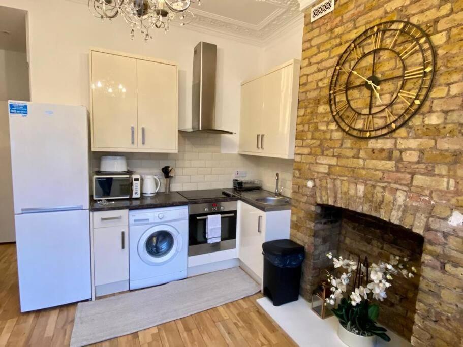 Flat In South West 1 Min To The Station * London