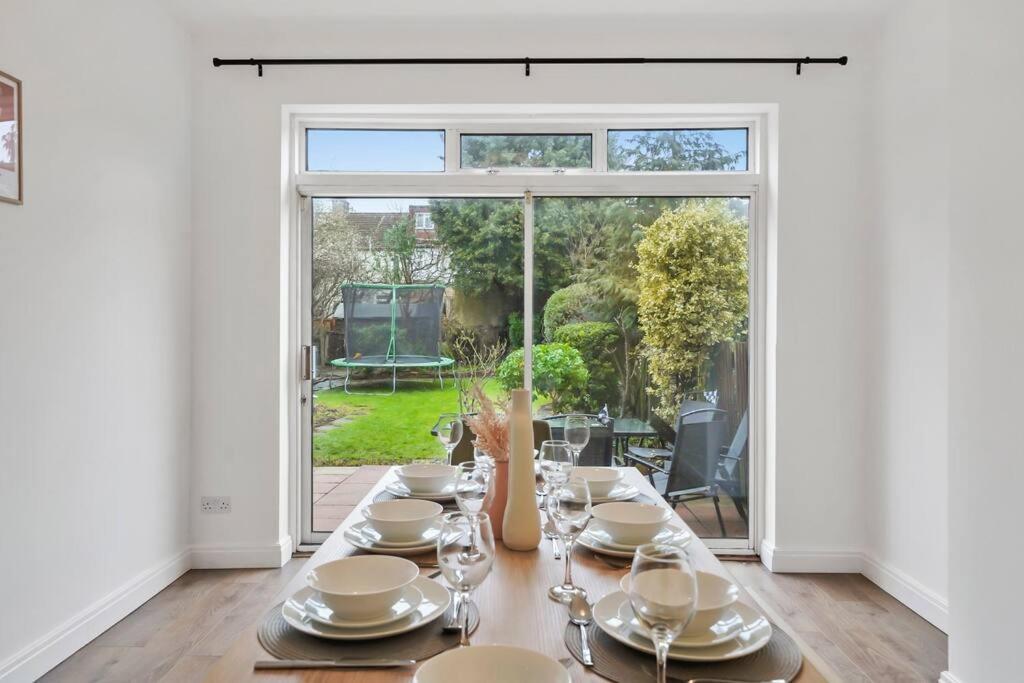 4 Bedroom House Free Off Street Parking Walking Distance To Kensal Rise Station Feriehus London