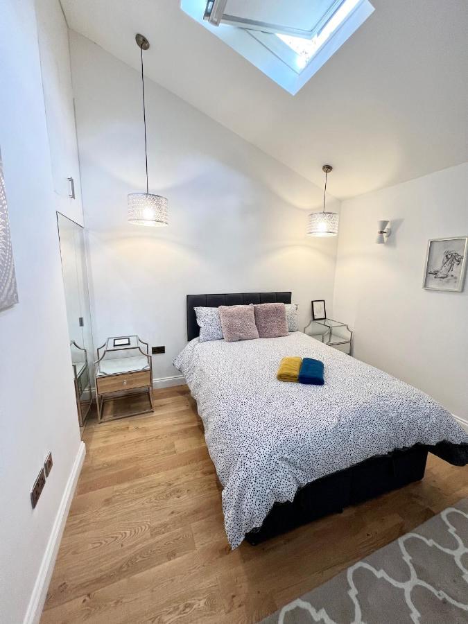 3 Cosy Homes Walking Distance To Mall With Parking Available To Book Separately 3 Bed House Or 1 Bed Or Vakantiehuis *