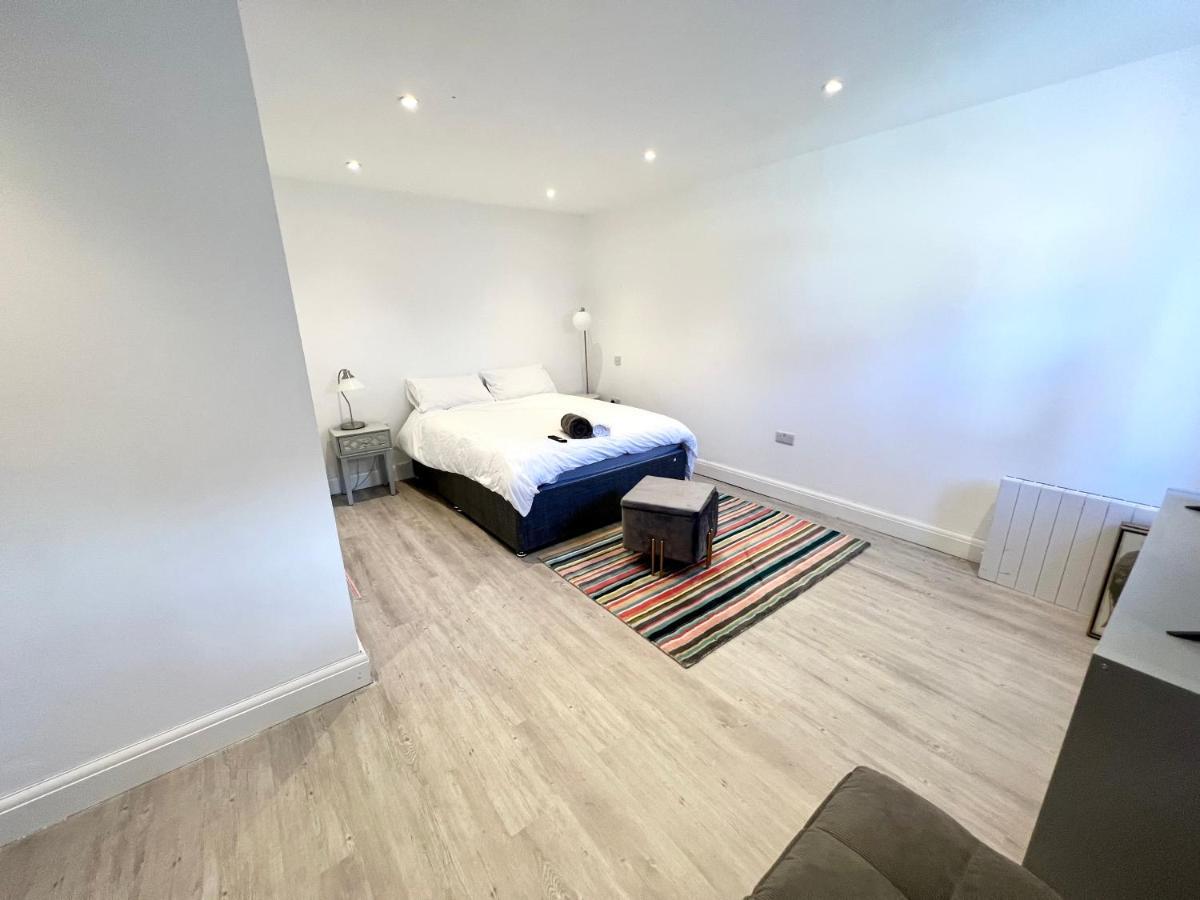 3 Cosy Homes Walking Distance To Mall With Parking Available To Book Separately 3 Bed House Or 1 Bed Or Vakantiehuis