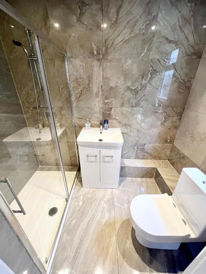 3 Cosy Homes Walking Distance To Mall With Parking Available To Book Separately 3 Bed House Or 1 Bed Or Vakantiehuis *