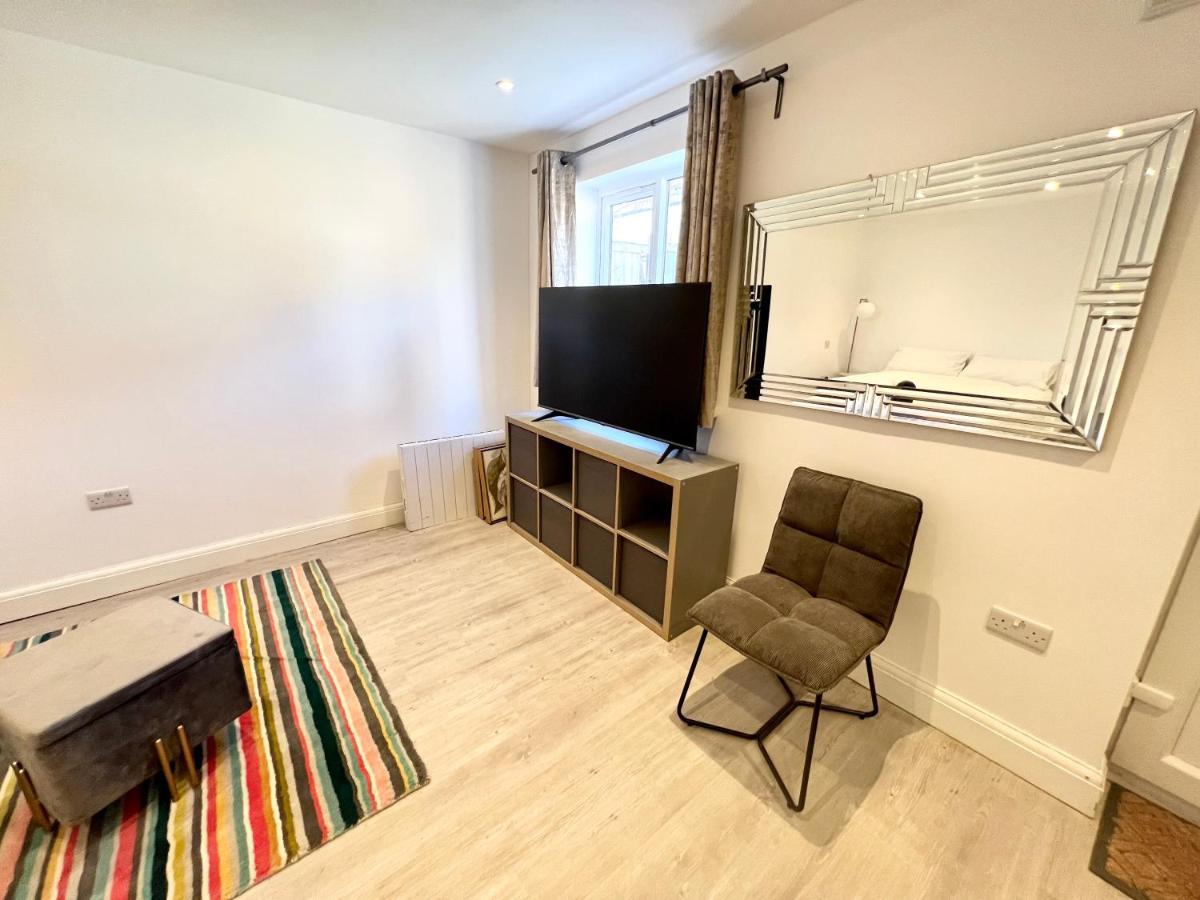 Vakantiehuis 3 Cosy Homes Walking Distance To Mall With Parking Available To Book Separately 3 Bed House Or 1 Bed Or