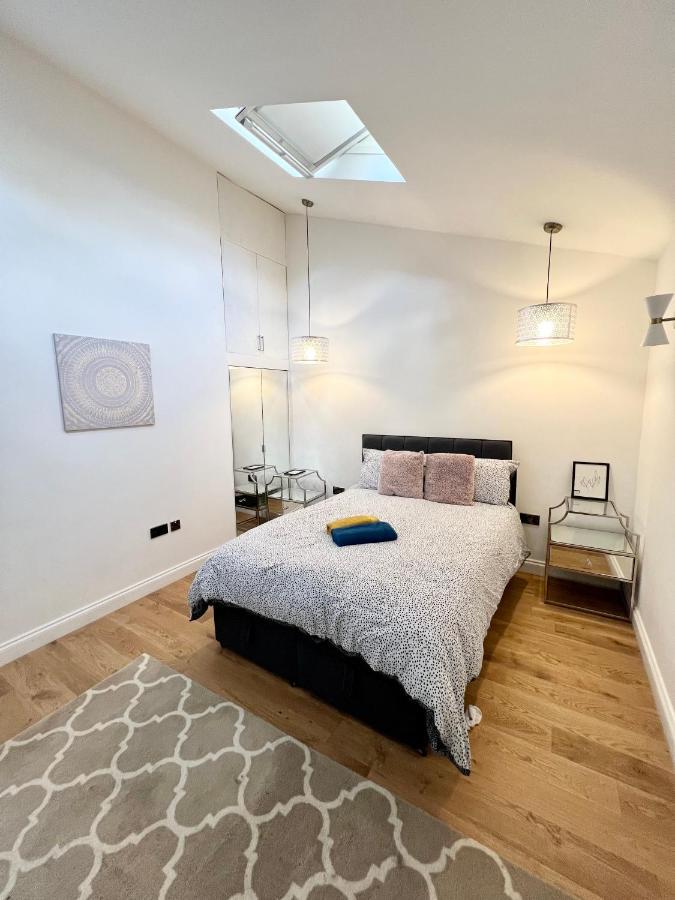 3 Cosy Homes Walking Distance To Mall With Parking Available To Book Separately 3 Bed House Or 1 Bed Or * Londen
