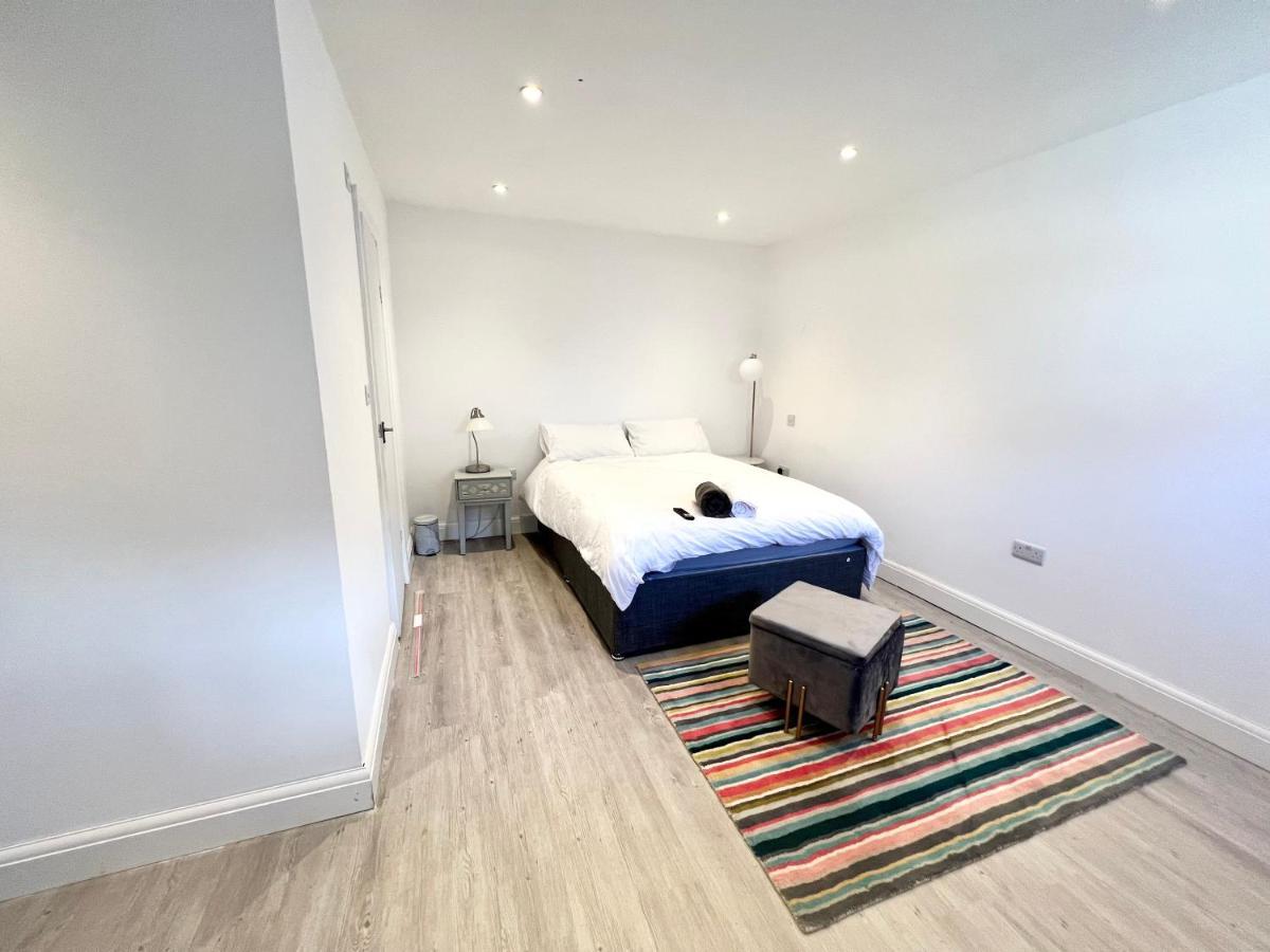 3 Cosy Homes Walking Distance To Mall With Parking Available To Book Separately 3 Bed House Or 1 Bed Or Vakantiehuis