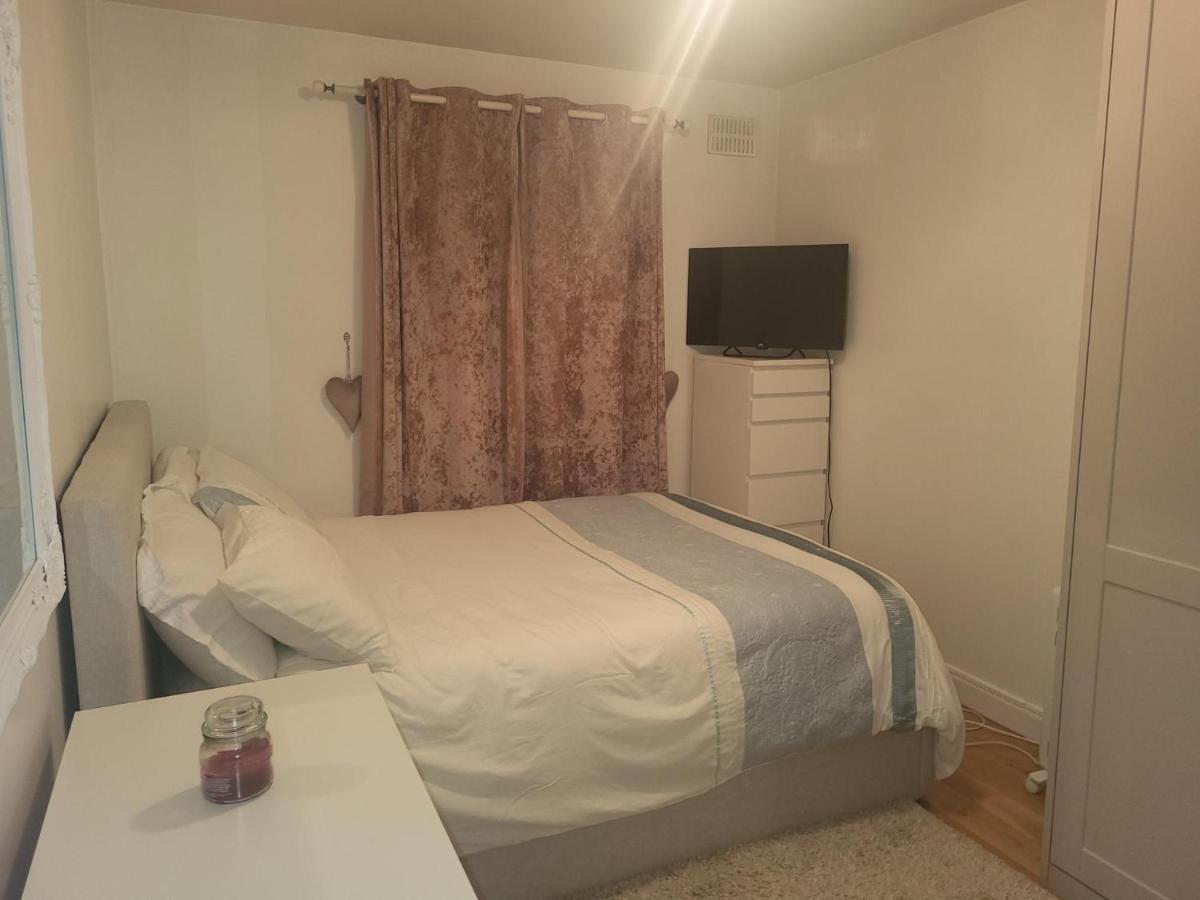 Two Bed Ground Floor - Bermondsey Apartment *
